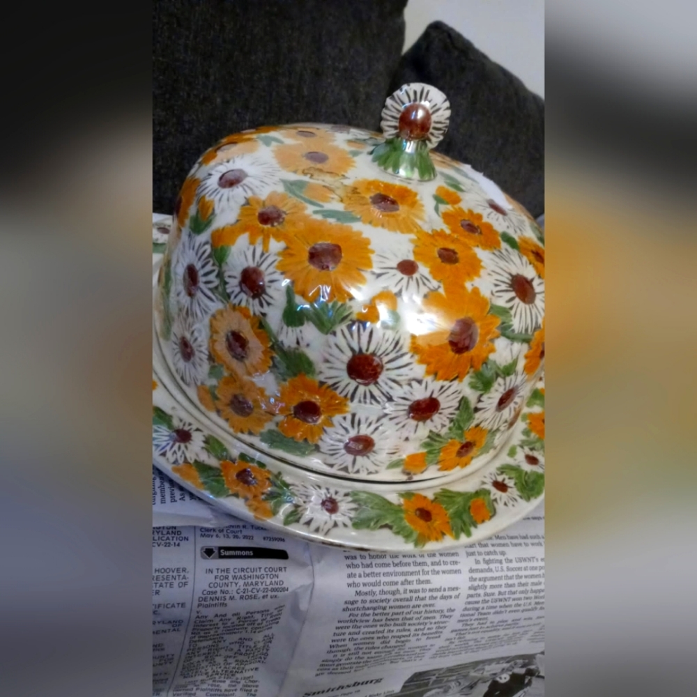 Vintage 1979 platter with lid